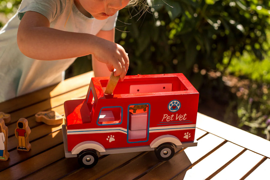 MAGNETIC PET VET TRUCK